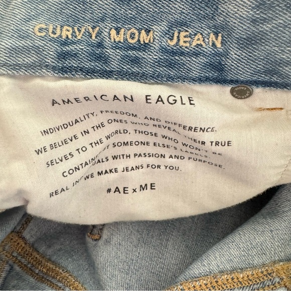 American Eagle Curvy Mom Jeans Light Wash Blue Distressed Raw Hem Ankle 6 Women - Picture 7 of 8